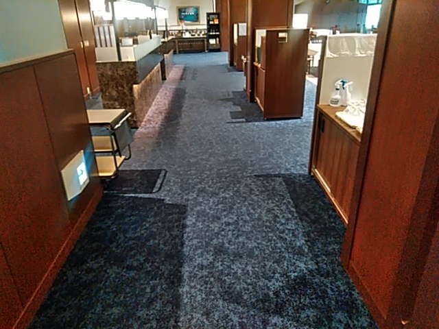 厨房出入口のカーペットの汚れ